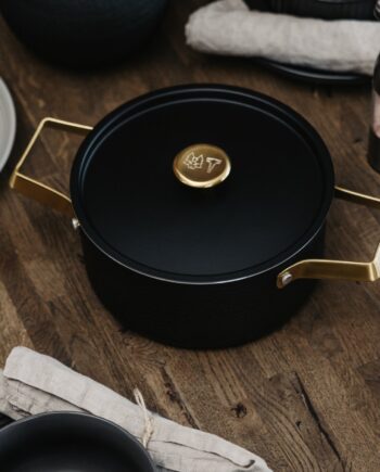 Sort Mandus Gryde Mat Med Messingdetaljer - Kitchenplus