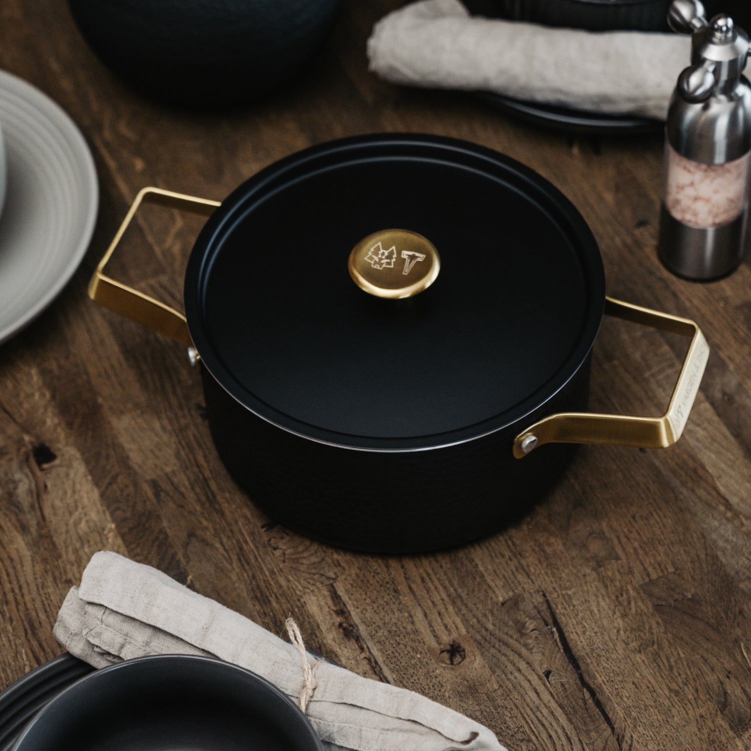 Sort Mandus Gryde Mat Med Messingdetaljer - Kitchenplus